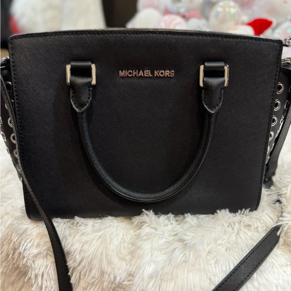 Modern Black MICHAEL Michael Kors Selma Grommet Medium shoulder, crossbody bag - Picture 14 of 16